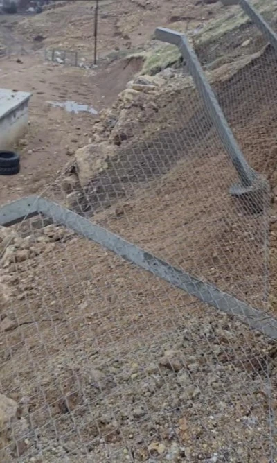 &Ccedil;ermik&rsquo;te İstinat Duvarını &Ccedil;&ouml;kertti: Taziye Evi Hasar G&ouml;rd&uuml;