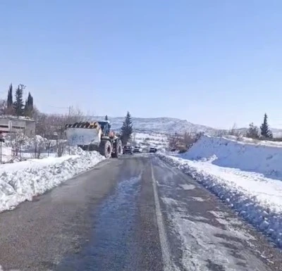 &Ccedil;ermik&rsquo;te Kar Engeli Aşıldı: Kapanan Yollar Ulaşıma A&ccedil;ıldı