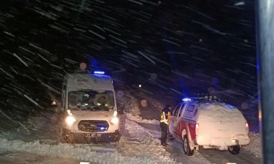 &Ccedil;ermik&rsquo;te Karda Mahsur Kalan Ambulans Kurtarıldı