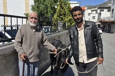 &Ccedil;ermik&rsquo;te Kurbanlık Pazarlığında Duygulandıran Hareket