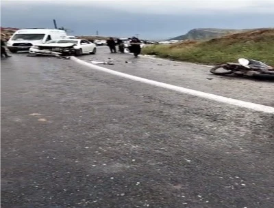 &Ccedil;ermik&rsquo;te Otomobil ile Motosiklet Kafa Kafaya &Ccedil;arpıştı