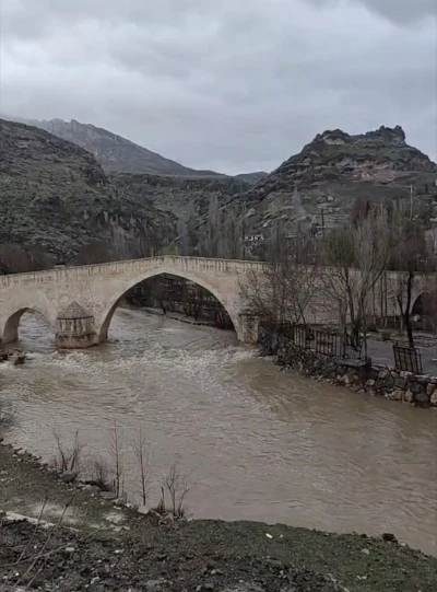 &Ccedil;ermik&rsquo;te Sağanak Yağış Akarsuları Coşturdu