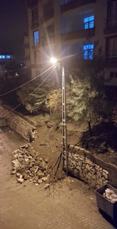 &Ccedil;ermik'te Sağanak Yağış İstinat Duvarını Yıktı, Paniğe Neden Oldu