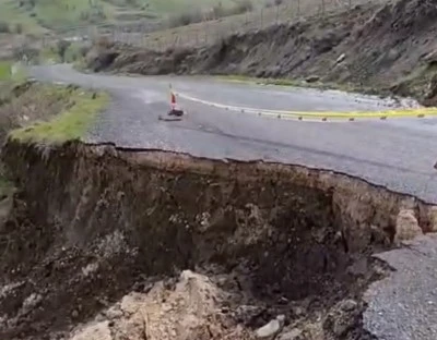 &Ccedil;ermik&rsquo;te Sağanak Yağış Yolu &Ccedil;&ouml;kertti