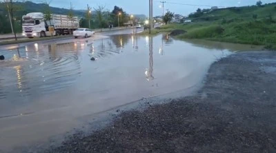 &Ccedil;ermik&rsquo;te Şiddetli Sağanak: Caddeler Sular Altında