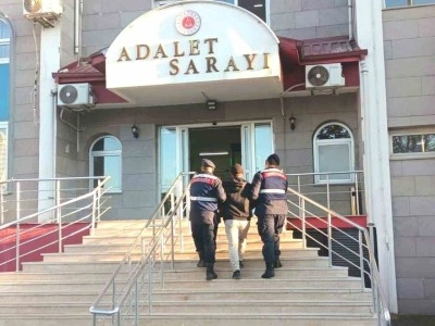 &Ccedil;eşitli su&ccedil;lardan aranan 3 şahıs jandarmadan ka&ccedil;amadı