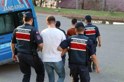 &Ccedil;eşitli su&ccedil;lardan aranan 3 şahsı jandarma yakaladı