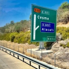 &Ccedil;eşme&rsquo;de motosiklet kazası: 1 &ouml;l&uuml;, 2 yaralı