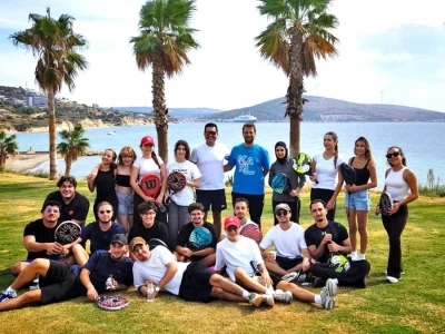 &Ccedil;eşme&rsquo;de &uuml;niversite &ouml;ğrencileri, padel sporuyla buluştu