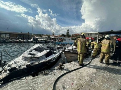 &Ccedil;eşme&rsquo;deki yangında 7 tekne alevlere teslim oldu
