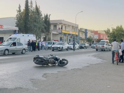 Ceylanpınar’da U Dönüşü Yapan Otomobil ile Motosiklet Çarpıştı: 1 Yaralı