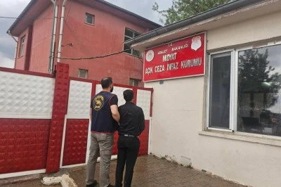 Cezaevi firarisi düğün salonunda saz çalarken yakalandı