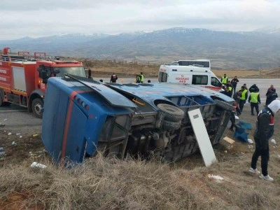Cezaevi nakil aracı devrildi, aralarında mahkûmların da bulunduğu 7 kişi yaralandı