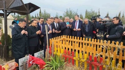 CHP Genel Başkanı Özel, Adıyaman’da deprem şehitliğine karanfil bıraktı