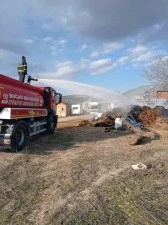 Çiftlikte çıkan yangında bin adet saman balyası kül oldu