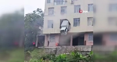 Binaya çarpan kamyon ikinci katta asılı kaldı