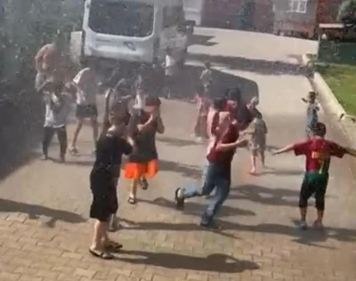 Çınar’da Çocuklar Tazyikli Su ile Serinledi