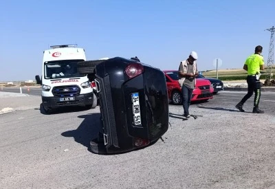 &Ccedil;ınar&rsquo;da iki otomobil &ccedil;arpıştı: 3 kişi yaralandı