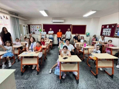 &Ccedil;ine&rsquo;de &ouml;ğrencilerin ilk g&uuml;n heyecanına kalem seti desteği