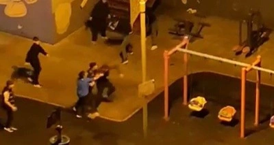 Çocuk parkında tekmeli yumruklu kavga kamerada