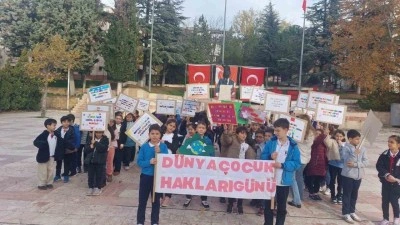 &Ccedil;ocuklar hazırladıkları pankartlarla g&uuml;nlerini kutladı