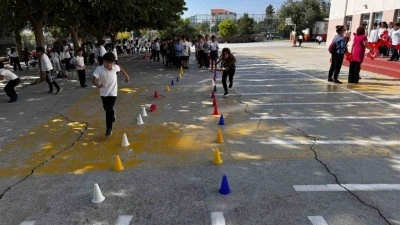 &Ccedil;ocuklar hem eğleniyor, hem sporu seviyor