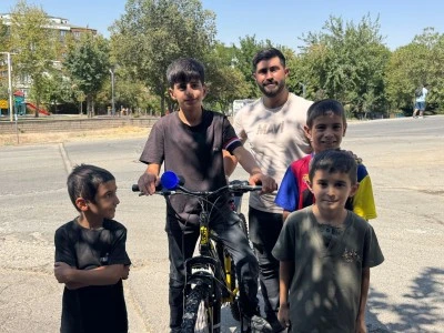 Çöp Kenarında Buldu, Polis Ekiplerine Teslim Etti