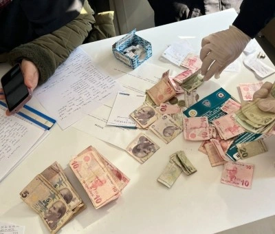 Çöp kenarında dilenmek için tezgah kurdu