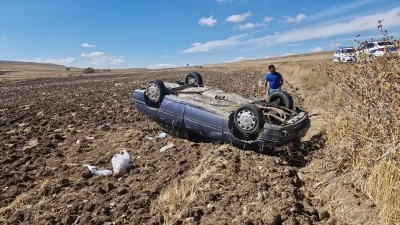 Çorum Alaca’da Yoldan Çıkan Otomobil Tarlada Takla Attı