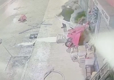 &Ccedil;orum&rsquo;da akılalmaz olay: Eline ne ge&ccedil;tiyse yola fırlattı