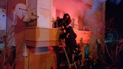 Çorum’da alevlere teslim olan apartmandaki 6 kişi dumandan etkilendi
