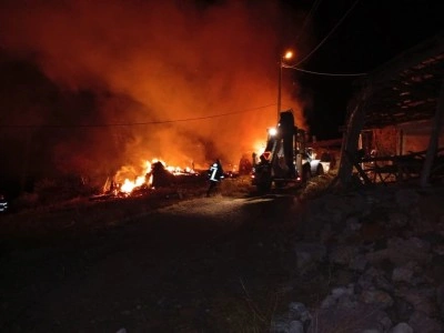 &Ccedil;orum&rsquo;da alevlere teslim olan ev, samanlık ve balyalar k&uuml;le d&ouml;nd&uuml;