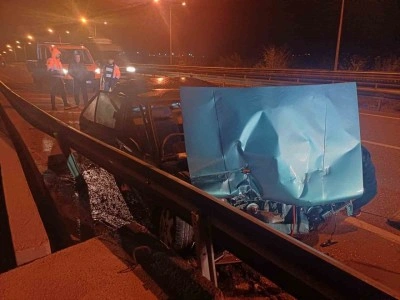 Çorum’da otomobil bariyerlere çarptı: 1 yaralı