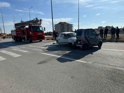 &Ccedil;orum&rsquo;da otomobil ile elektrikli ara&ccedil; &ccedil;arpıştı: 3 yaralı