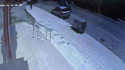 &Ccedil;orum&rsquo;da park halindeki araca &ccedil;arpan otomobil devrildi

