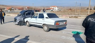 Çorum’un Alaca İlçesinde Elektrikli Araç ile Otomobil Çarpıştı: 3 Yaralı