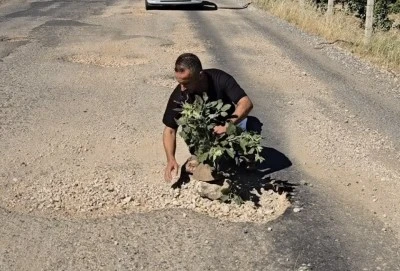 &Ccedil;ukurlara Ağa&ccedil; Dikerek Tepki G&ouml;sterdiler