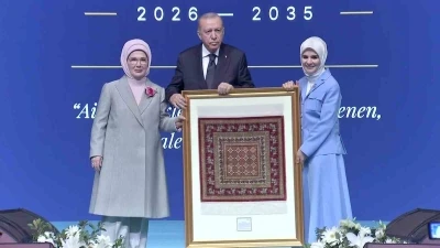 Cumhurbaşkanı Erdoğan&rsquo;a takdim edilen &rsquo;Pazırık halısı&rsquo; 360 bin ilmekle işlendi