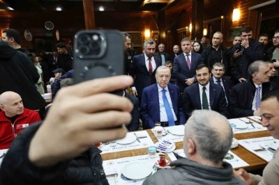 Cumhurbaşkanı Erdoğan’dan geceyi dışarda geçiren vatandaşları ziyaret