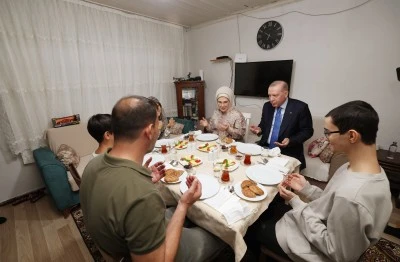 Cumhurbaşkanı Erdoğan, iftarda Kayacık ailesinin misafiri oldu