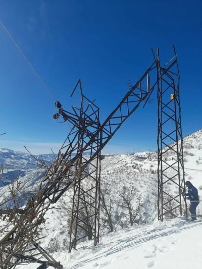 &Ccedil;&uuml;ng&uuml;ş&rsquo;te Yoğun Kar Elektrik Direklerini Vurdu