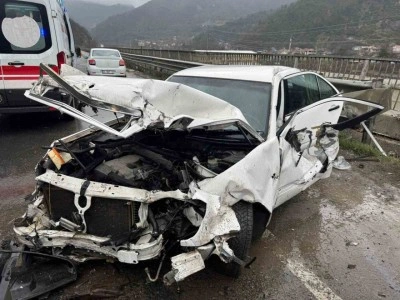 D-650’de otomobil bariyerlere çarptı: Yaşlı çifti kaza ayırdı