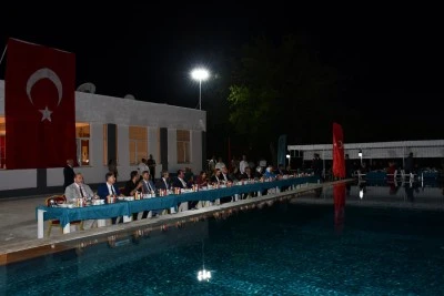 D.&Uuml; Havuz başında g&ouml;rkemli a&ccedil;ılış