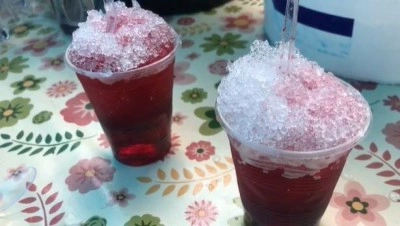 Dağların zirvesinde depolanan kar, Haziran sıcağında serinliğe dönüştü