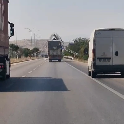 Damperi a&ccedil;ık unutulan kamyon y&ouml;n levhasını yıktı