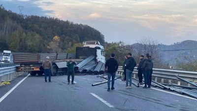 Demir y&uuml;kl&uuml; tır bariyerlere &ccedil;arptı, yol trafiğe kapandı