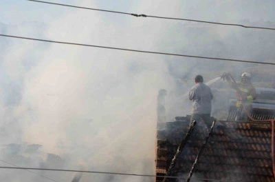 Demirci&rsquo;de &ccedil;ıkan yangında bir ev kullanılamaz hale geldi