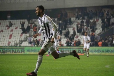 Deniz Kadah, gollerine devam ediyor