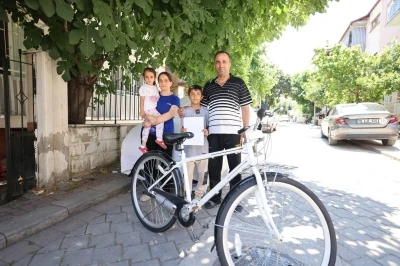 Miniklere bisiklet hediyesi