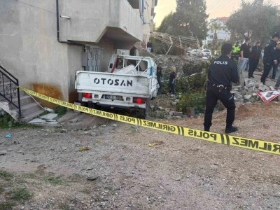 Denizli&rsquo;de kamyonet evin bah&ccedil;esine u&ccedil;tu; 1 &ouml;l&uuml; 3 yaralı